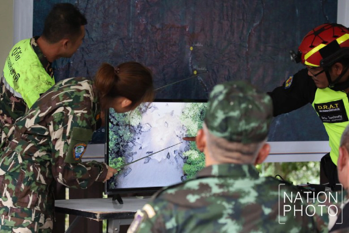 จนท.เร่งช่วยช้างพลัดตกหน้าผาน้ำตกเหวนรก(ภาพชุด) 