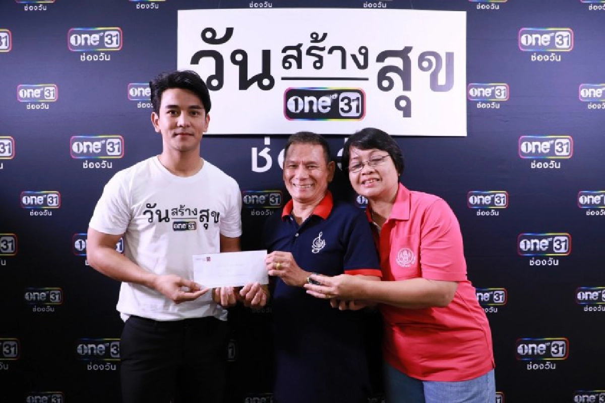 คนบันเทิง เปิดบูธขายเสื้อ ช่วยโครงการ 'วันสร้างสุข'