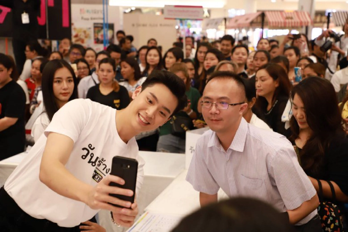 คนบันเทิง เปิดบูธขายเสื้อ ช่วยโครงการ 'วันสร้างสุข'