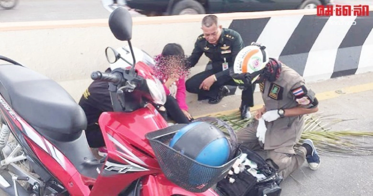 ขับจักรยานยนต์มาดี ๆ กิ่งปาล์มปลิวฟาดถึงล้มคว่ำ