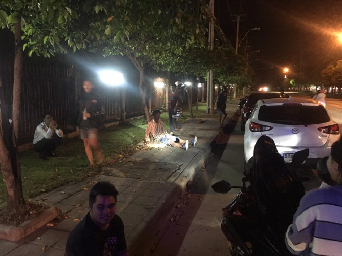 ชาวบ้านสุดทนรถบรรทุกดินวิ่งทั้งวันดินตกเกลื่อน