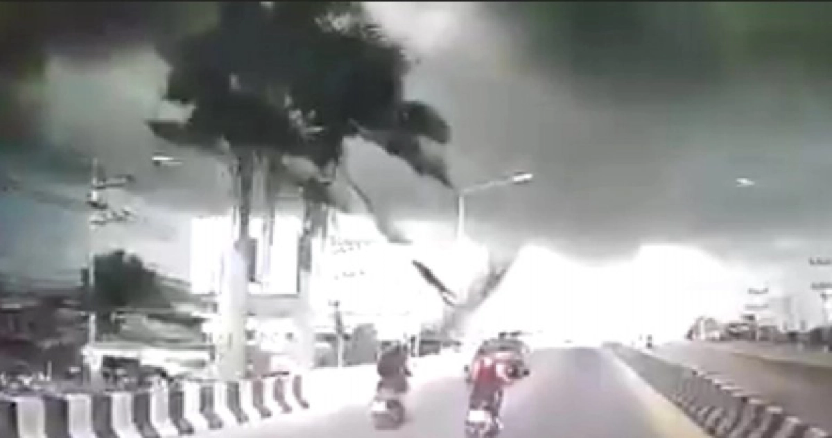 ขับจักรยานยนต์มาดี ๆ กิ่งปาล์มปลิวฟาดถึงล้มคว่ำ