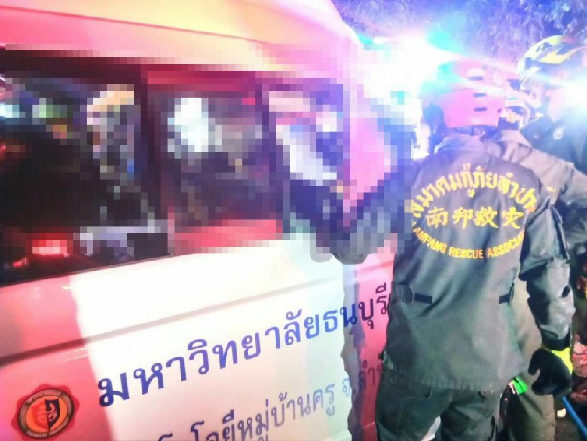 ไปไม่ถึงฝัน รถตู้นร.ทุนหมู่บ้านครูลำพูนเข้ากทม.ชนท้ายสิบล้อ