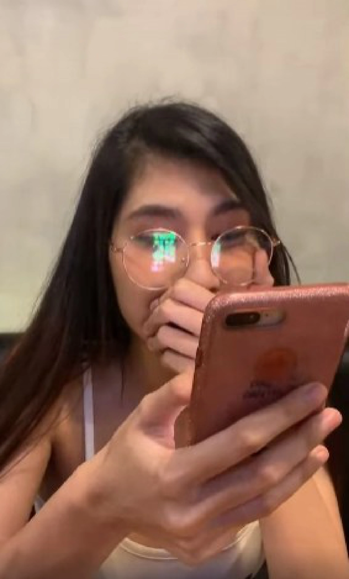 สาวโป๊ะแตก แอบส่องหนุ่ม แต่โดนแฟนจับได้เพราะแว่น