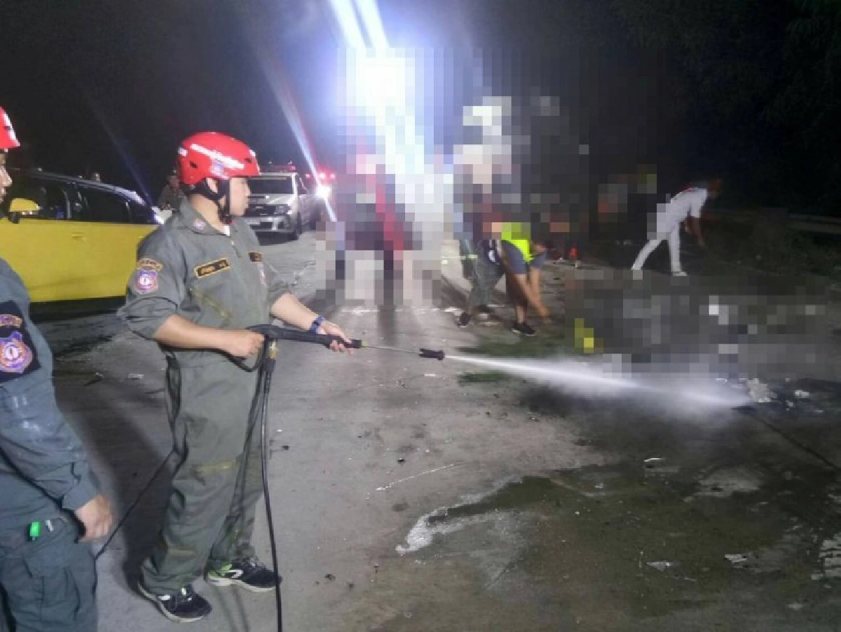 ไปไม่ถึงฝัน รถตู้นร.ทุนหมู่บ้านครูลำพูนเข้ากทม.ชนท้ายสิบล้อ