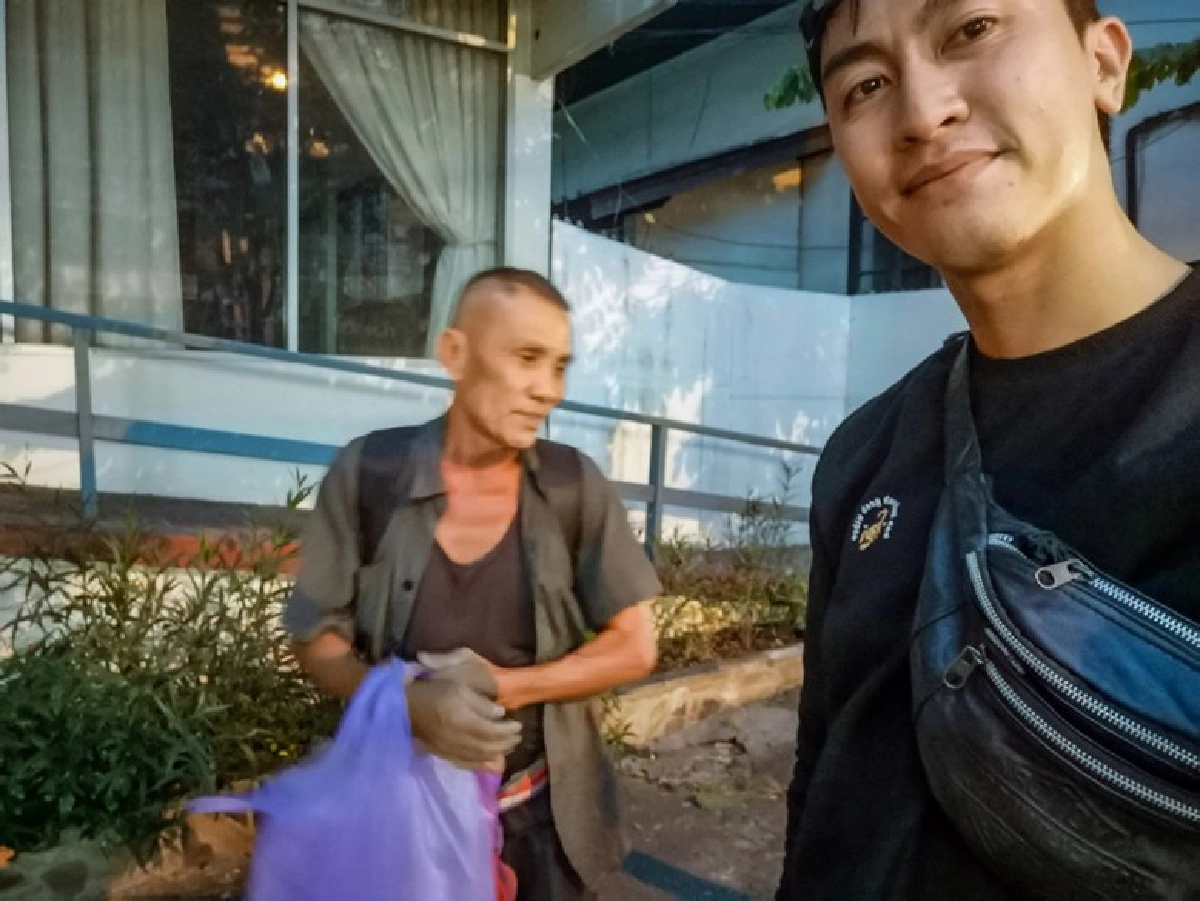 ใจหล่อ ใช้สิทธิ "ชิมช้อปใช้" ซื้อของขับรถตระเวนแจกคนไร้บ้าน