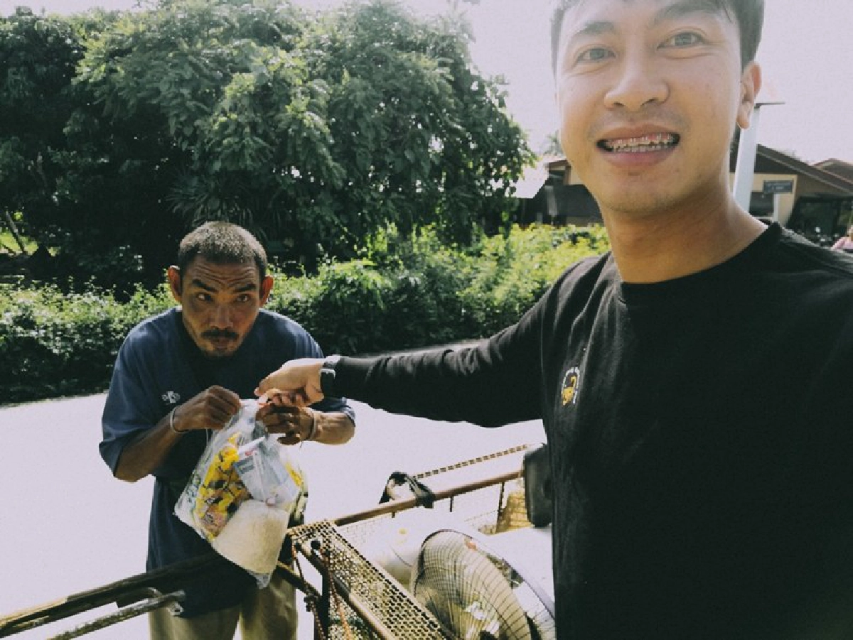 ใจหล่อ ใช้สิทธิ "ชิมช้อปใช้" ซื้อของขับรถตระเวนแจกคนไร้บ้าน