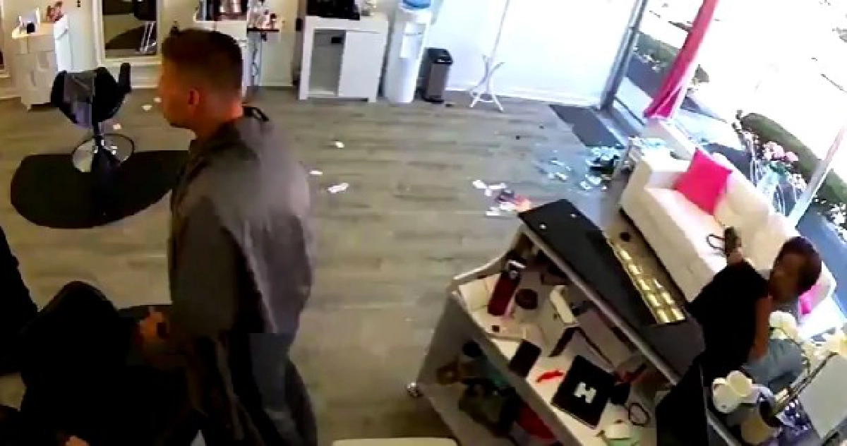 ช่างทำผม-ลูกค้าตะลึงกวางกระโจนทะลุกระจกเข้าร้าน  