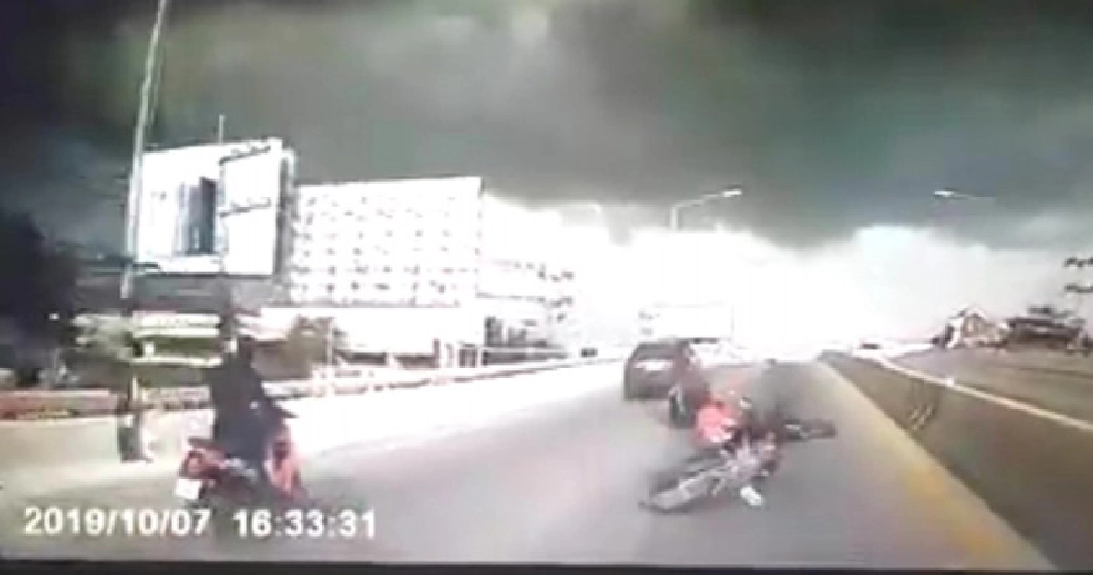 ขับจักรยานยนต์มาดี ๆ กิ่งปาล์มปลิวฟาดถึงล้มคว่ำ