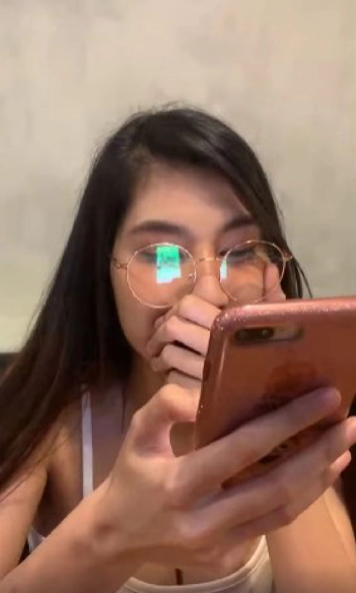 สาวโป๊ะแตก แอบส่องหนุ่ม แต่โดนแฟนจับได้เพราะแว่น