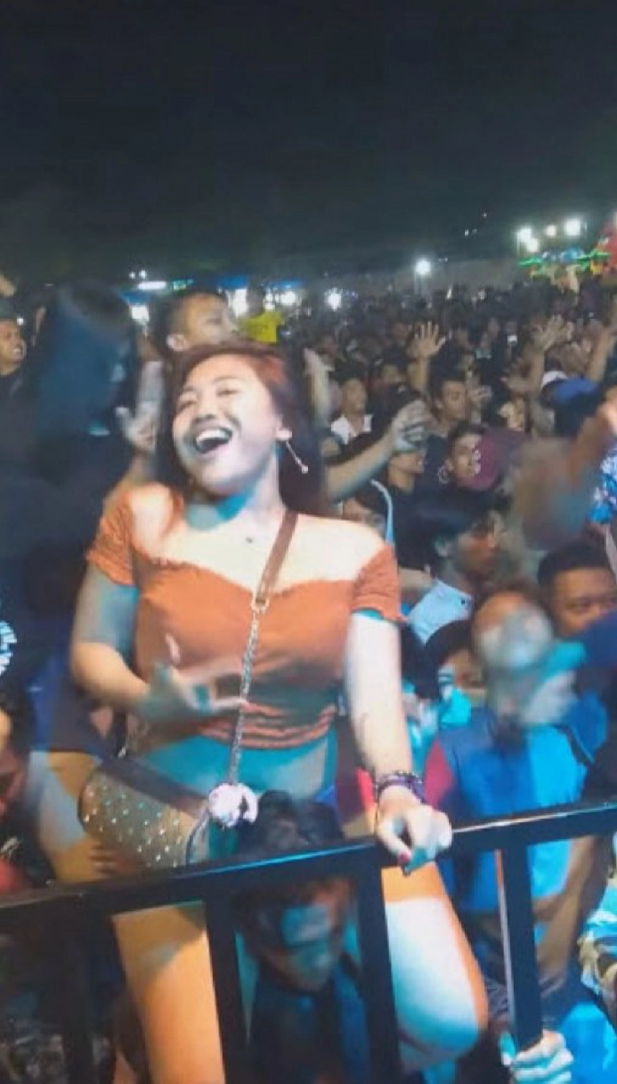 สามีต้องกัดฟันทน แบกภรรยา ที่กำลังสนุกกับวงดนตรีที่เขารัก