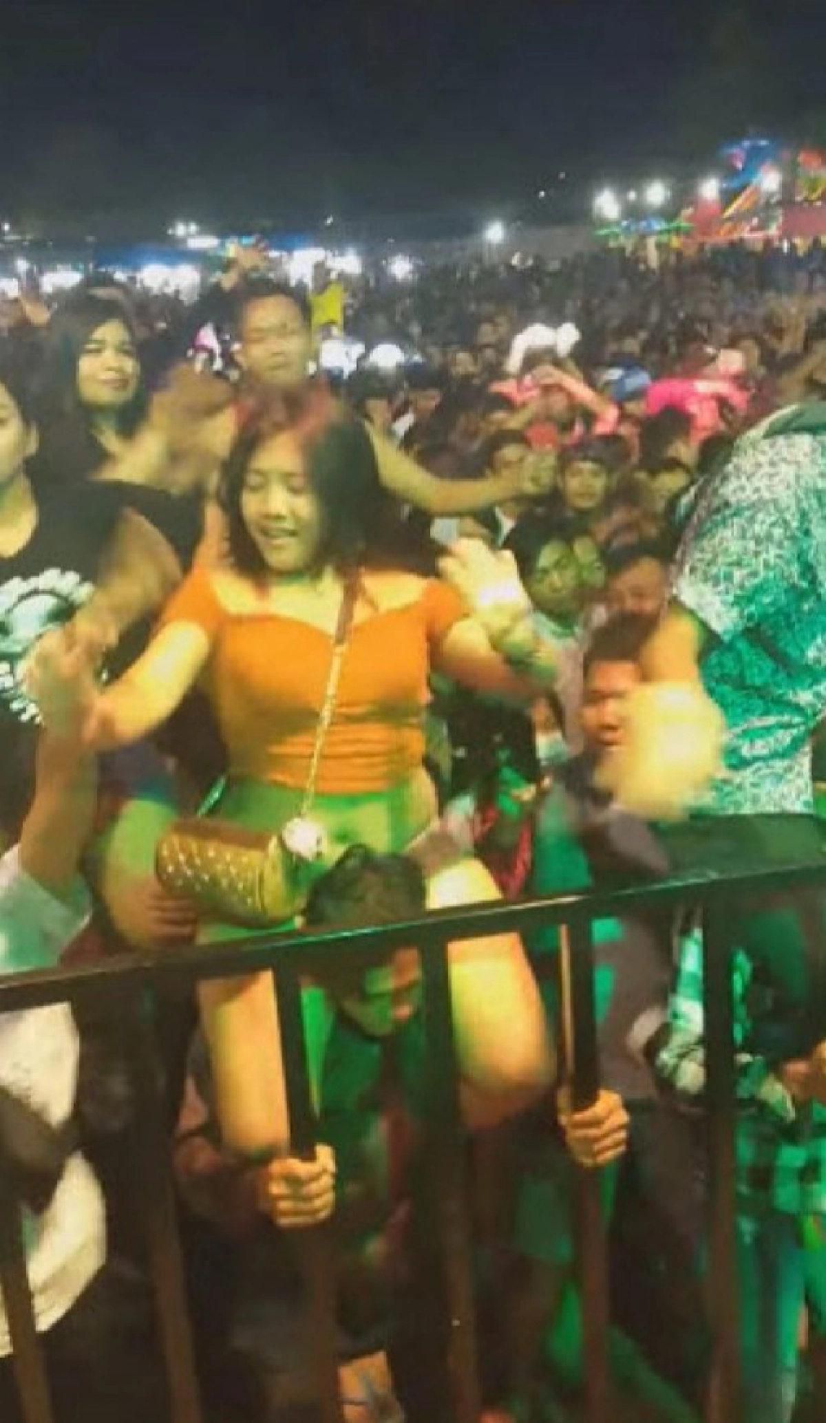 สามีต้องกัดฟันทน แบกภรรยา ที่กำลังสนุกกับวงดนตรีที่เขารัก