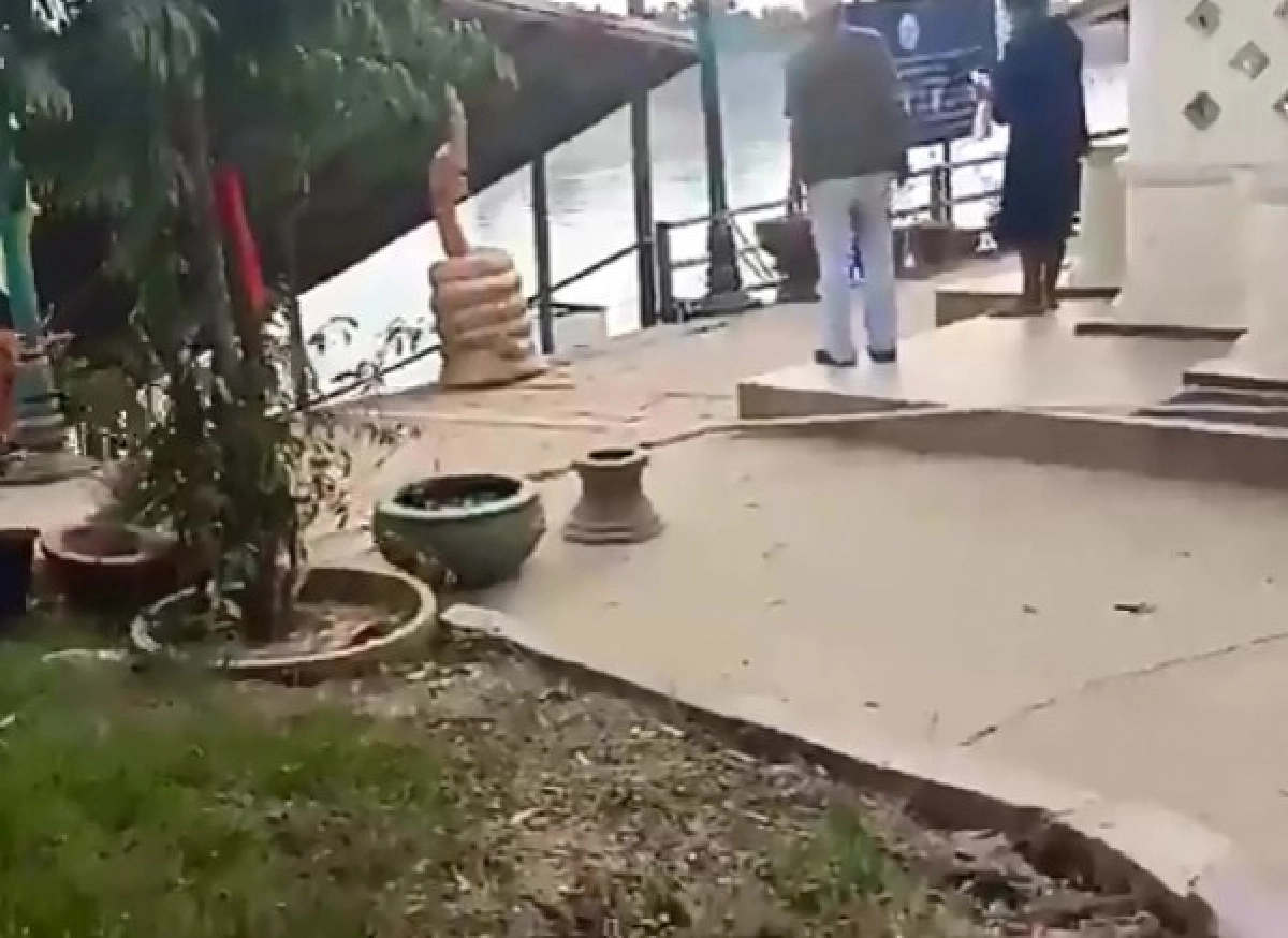 อุบลฯ ดินทรุดตัวตามตลิ่ง เหตุเขื่อนปล่อยน้ำลดเร็ว(คลิป)