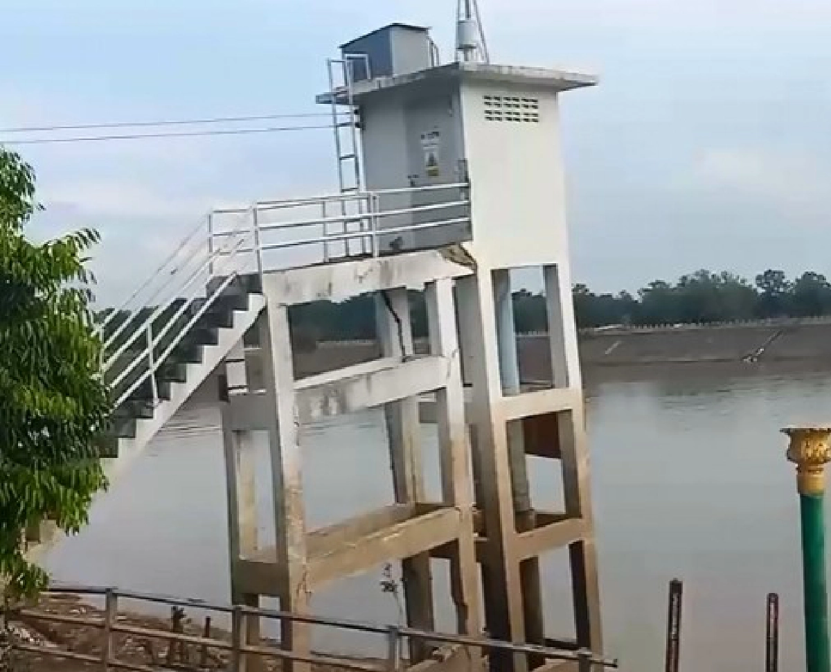 อุบลฯ ดินทรุดตัวตามตลิ่ง เหตุเขื่อนปล่อยน้ำลดเร็ว(คลิป)