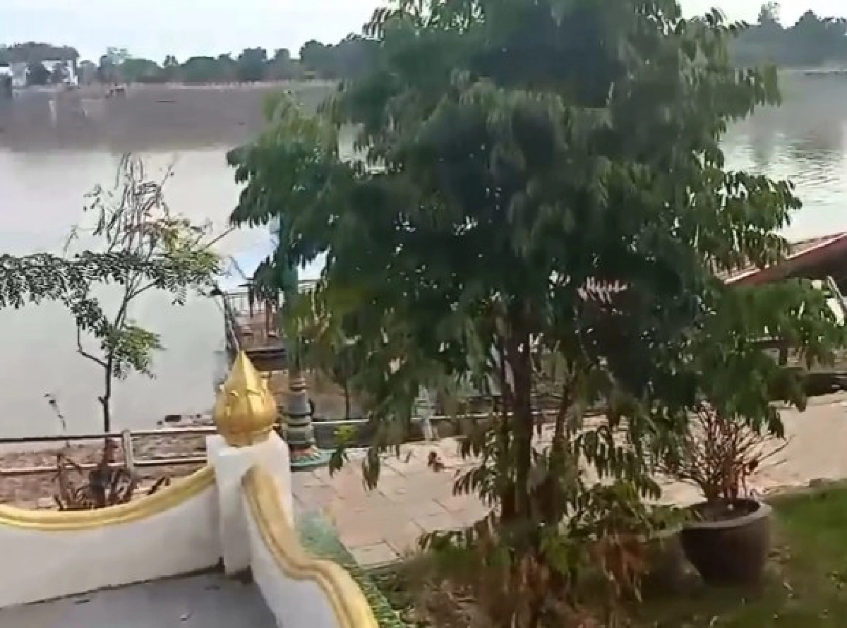 อุบลฯ ดินทรุดตัวตามตลิ่ง เหตุเขื่อนปล่อยน้ำลดเร็ว(คลิป)