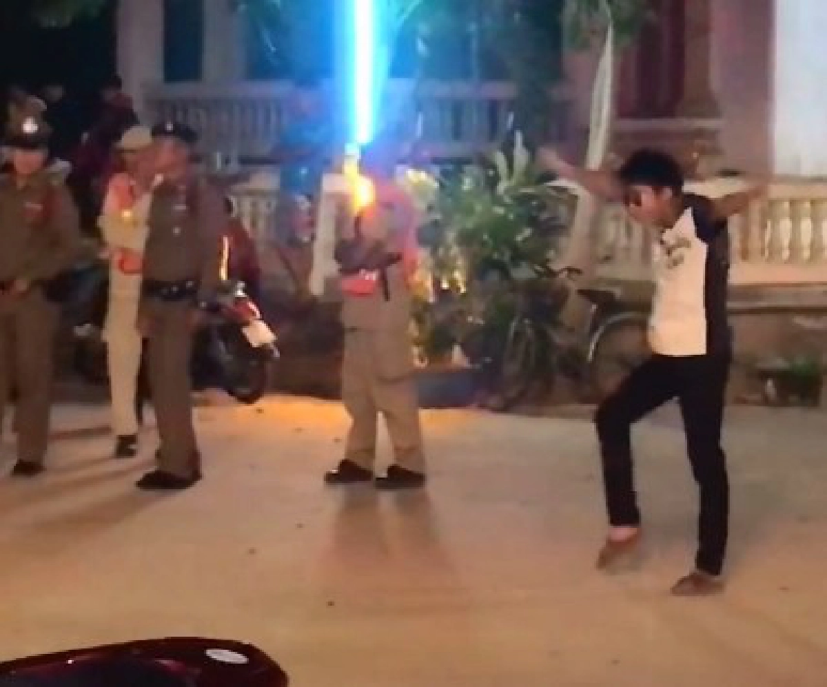 หนุ่มเต้นท่ากวนโอ๊ย กลางวงตำรวจ บอกเลยงานนี้ปลอดภัยยันจบ