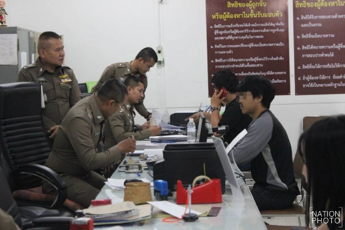 แจ้ง 3 ข้อหา หนุ่มหัวร้อน ชักมีดขู่ลุงป้าถอยรถ