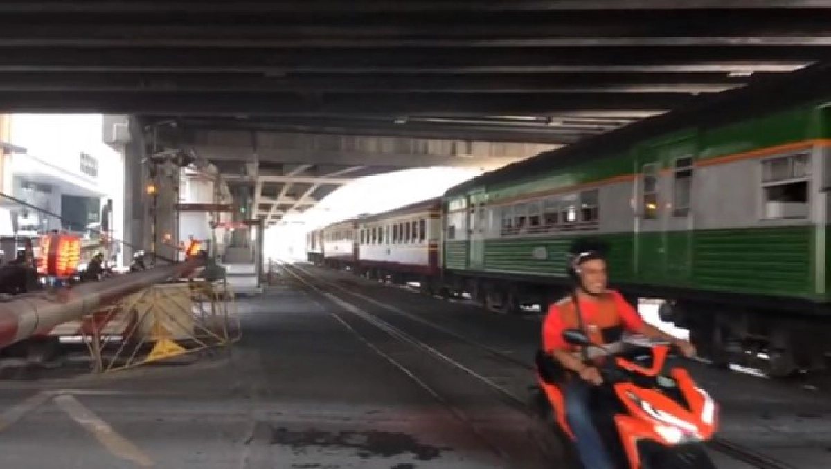 วิน จยย. ฝ่าไม้กั้นทางรถไฟฟาดเสยคางเต็มๆ