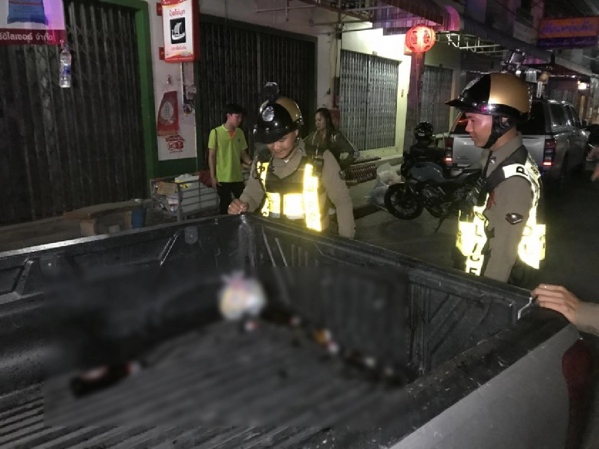 หนุ่มซิ่งกระบะชนบ้านปชช.พังเสียหาย