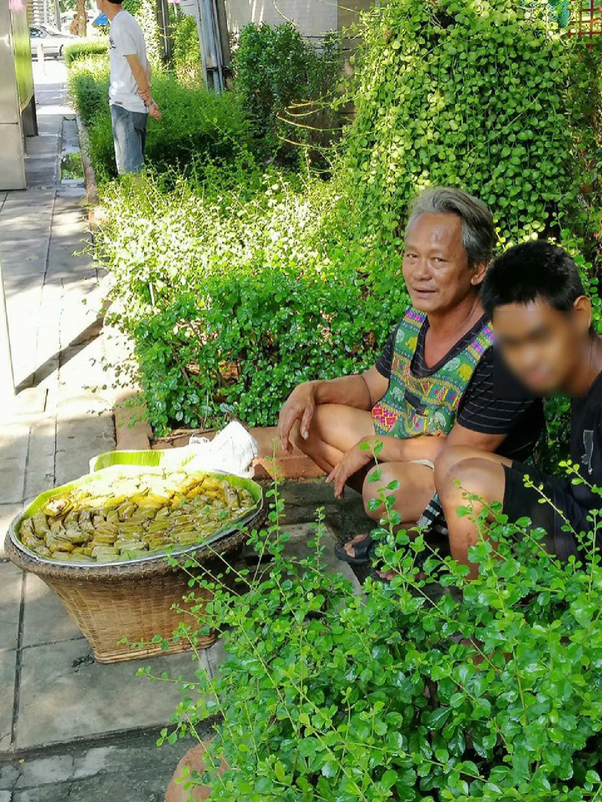 พ่อสู้ชีวิต พาลูกชายที่ป่วย มาขายขนม หารายได้ประทังชีวิต