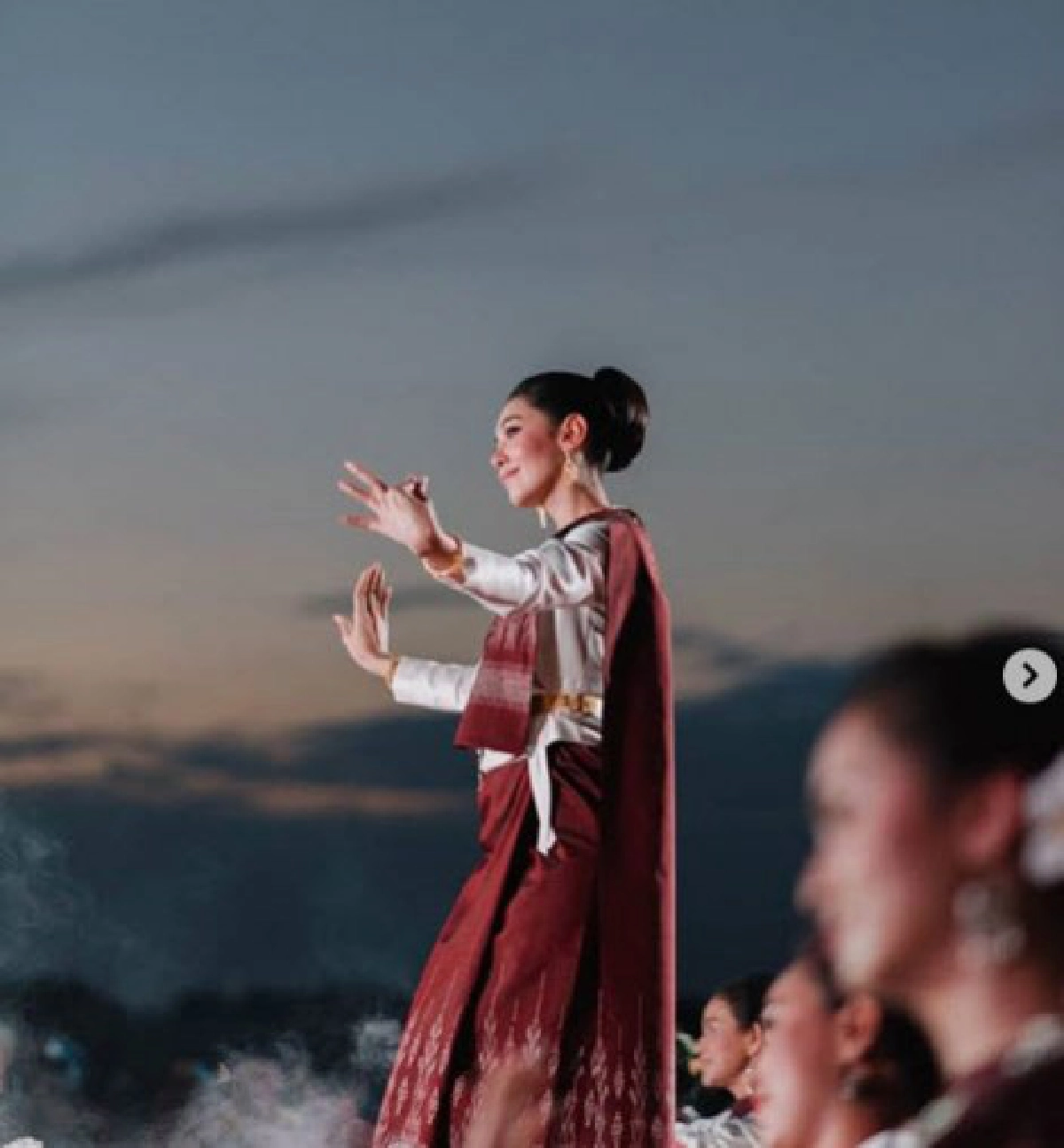 สะกดทุกสายตา เบลล่าโชว์ลีลาฟ้อนรำบวงสรวงบูชาพญานาค