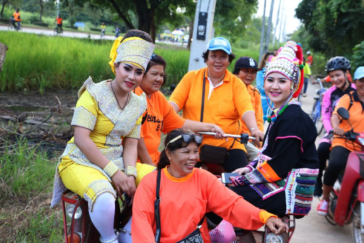นายอำเภอนำชาวบ้าน-พระสงฆ์-ลิเกปั่นปันน้ำใจให้ผู้ป่วยผู้พิการ