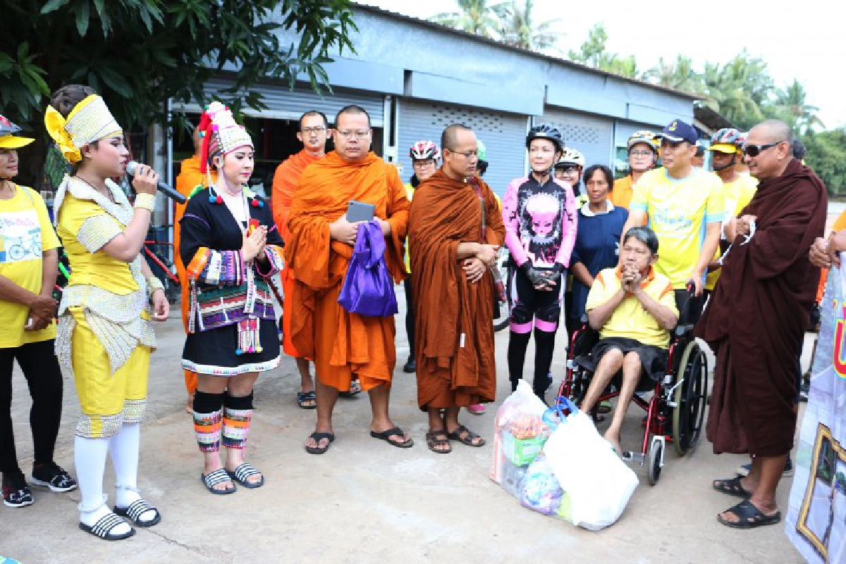 นายอำเภอนำชาวบ้าน-พระสงฆ์-ลิเกปั่นปันน้ำใจให้ผู้ป่วยผู้พิการ