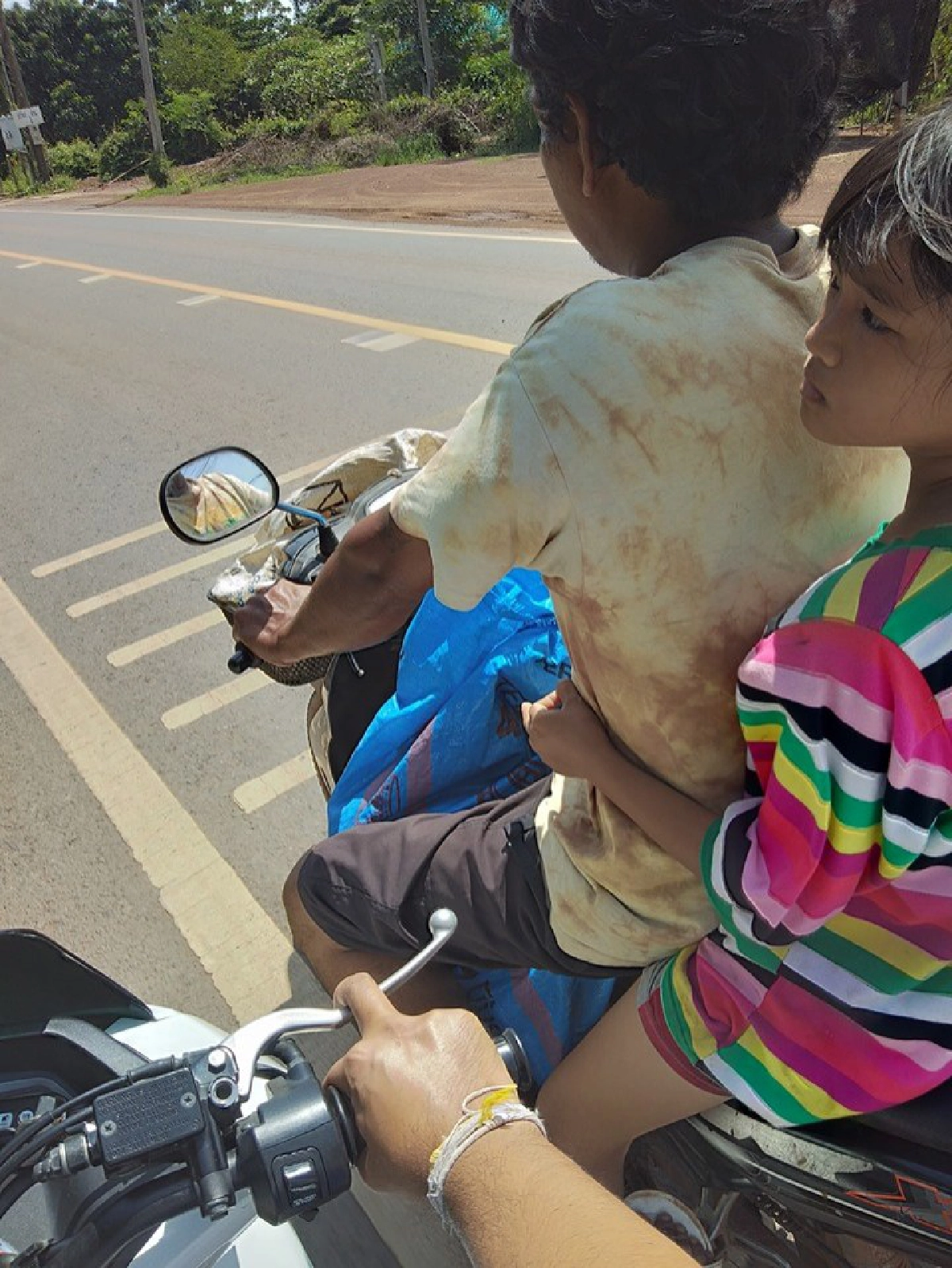 หนุ่มเจอลุงเก็บของเก่าขาย กำลังเดือดร้อน รีบเข้าช่วยทันที