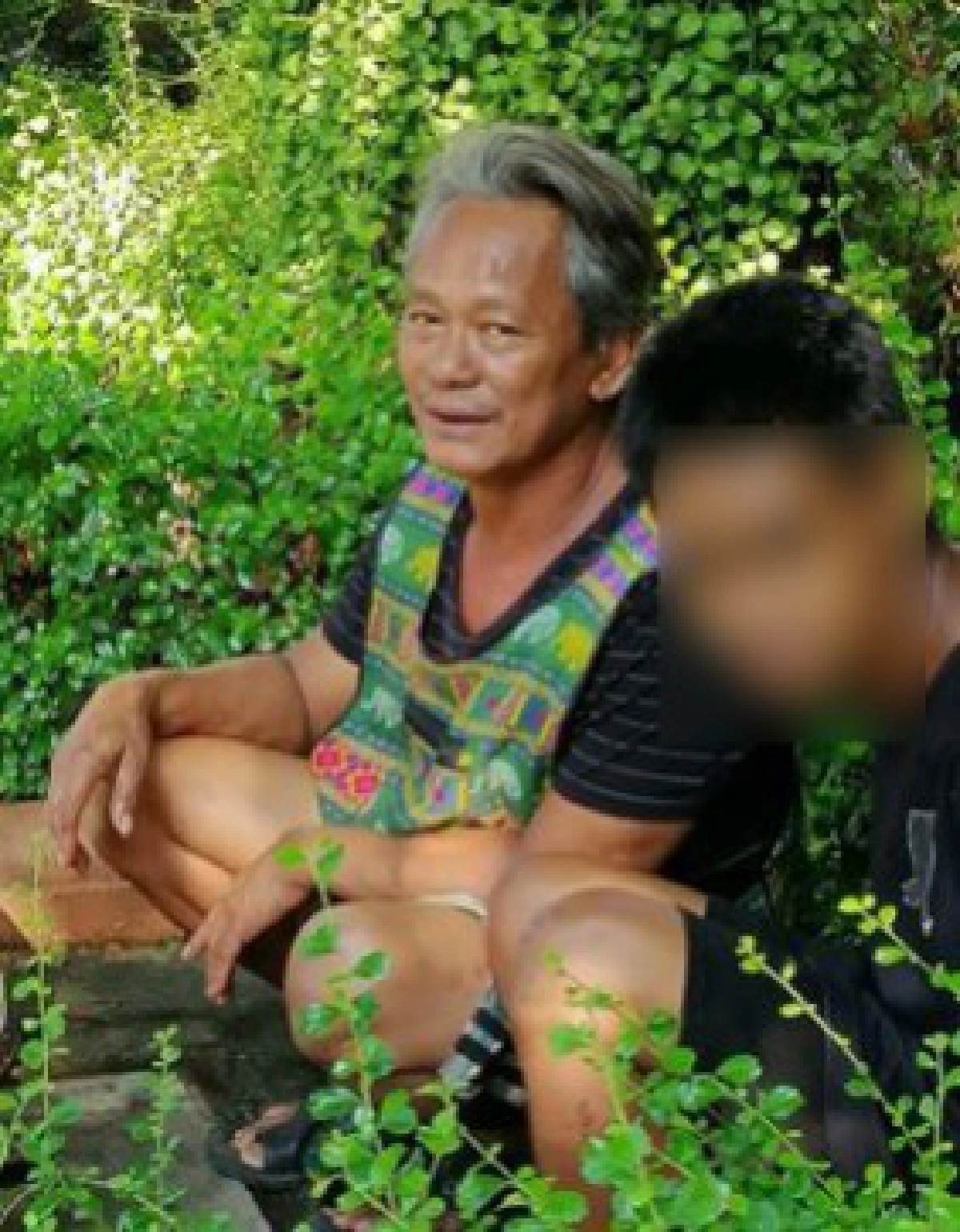 พ่อสู้ชีวิต พาลูกชายที่ป่วย มาขายขนม หารายได้ประทังชีวิต