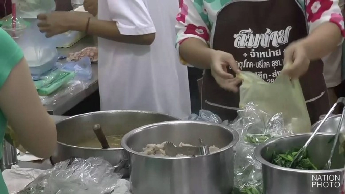 เรณูผัดไทยในตำนานขายดีมากกว่า 40 ปี