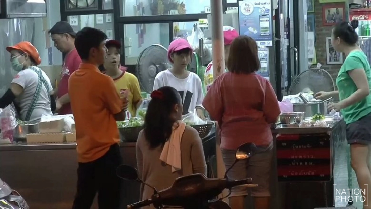 เรณูผัดไทยในตำนานขายดีมากกว่า 40 ปี