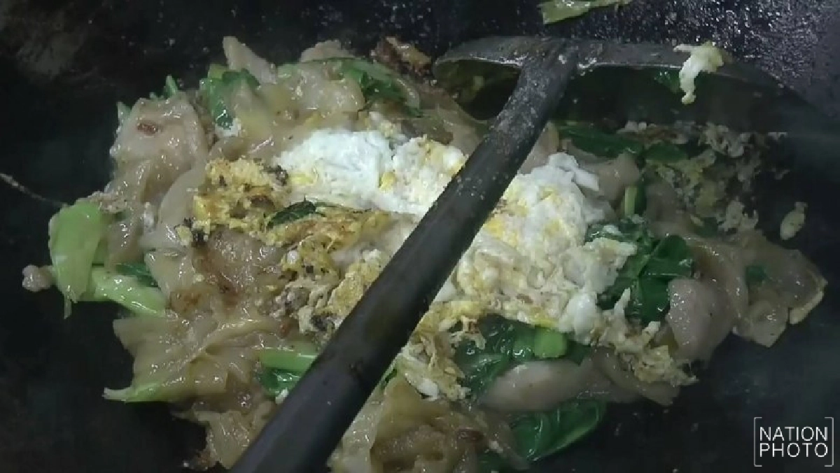เรณูผัดไทยในตำนานขายดีมากกว่า 40 ปี