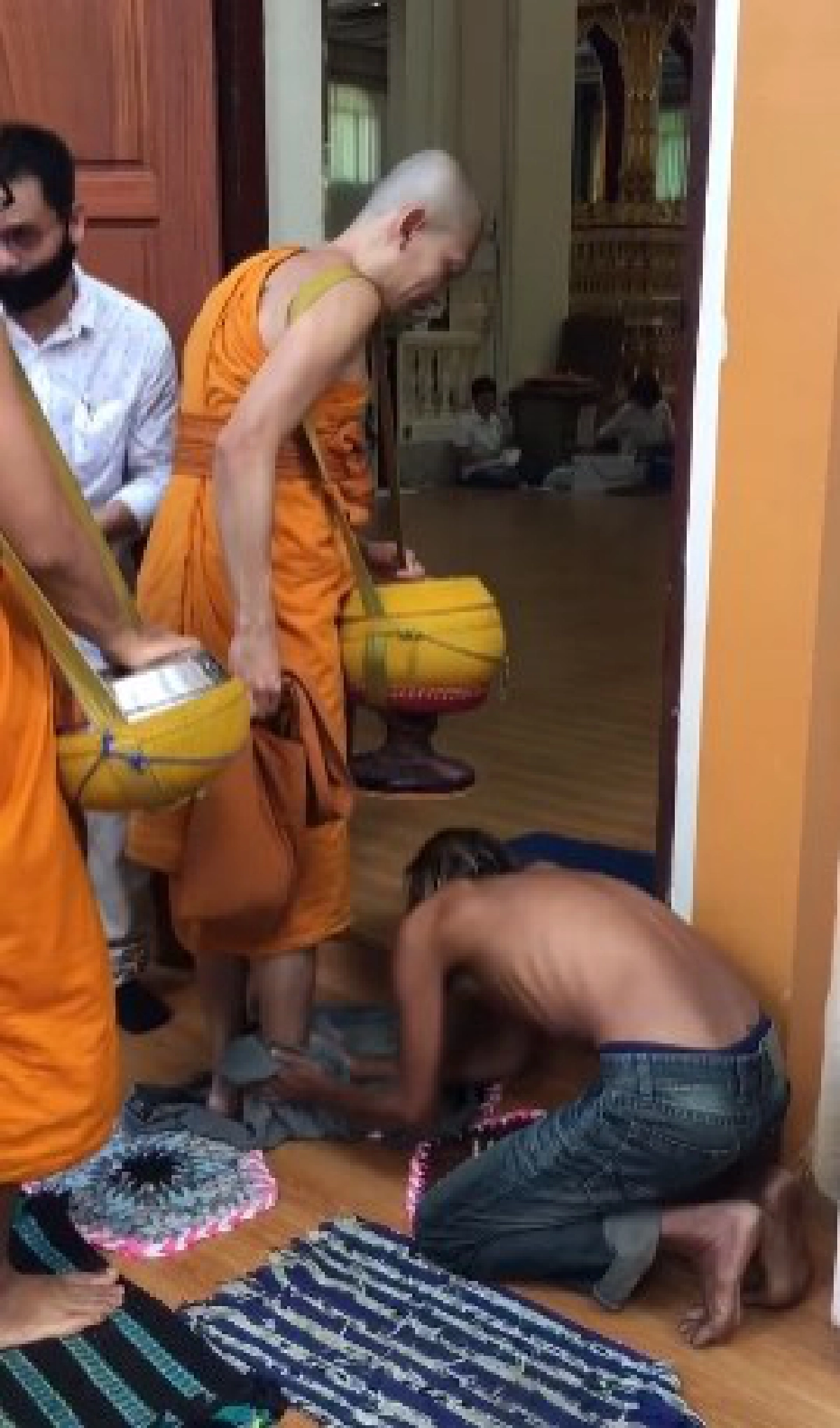 หนุ่มถอดเสื้อตัวเอง เช็ดเท้าให้พระ ในงานบุญตักบาตรเทโว