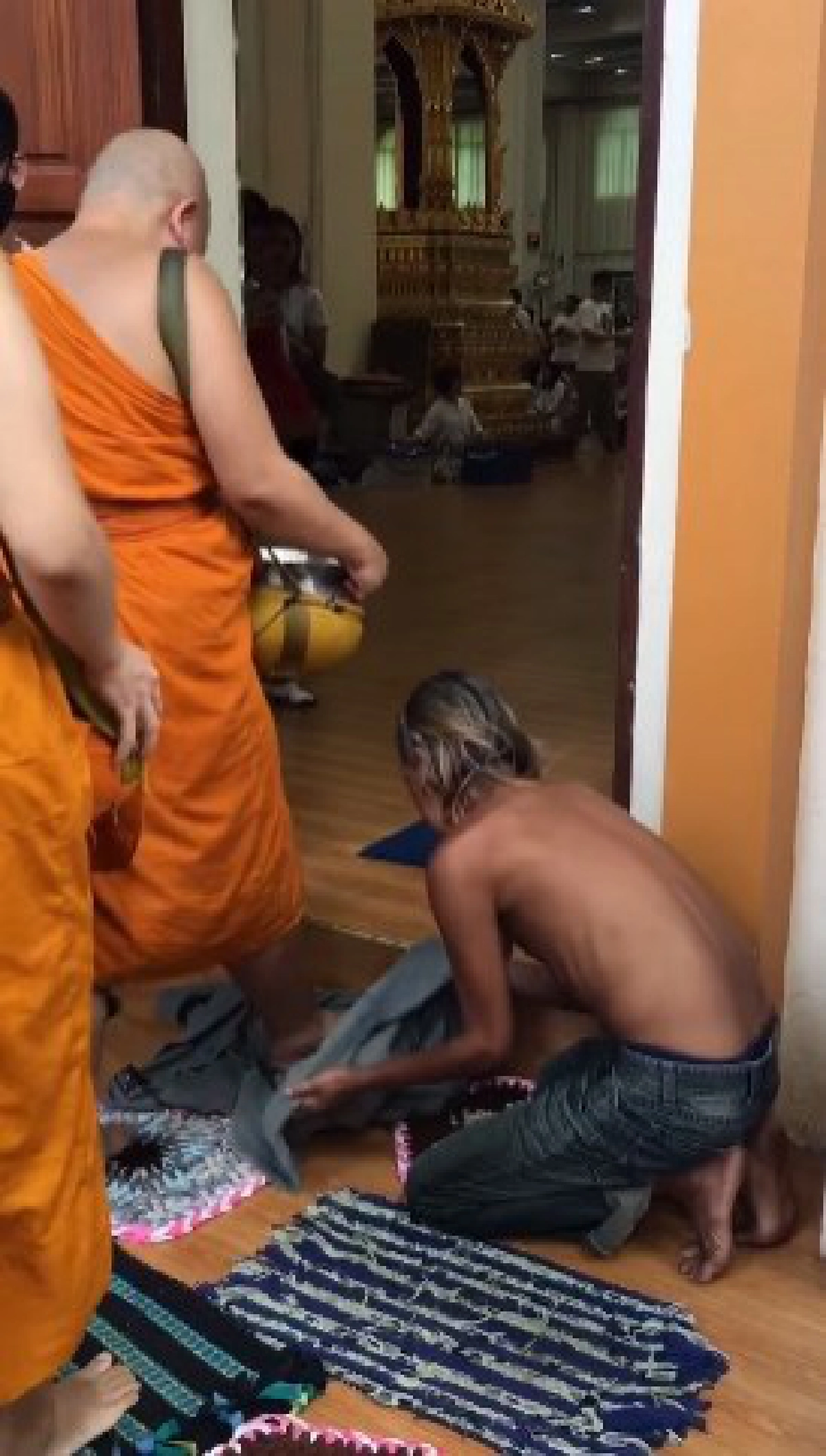 หนุ่มถอดเสื้อตัวเอง เช็ดเท้าให้พระ ในงานบุญตักบาตรเทโว