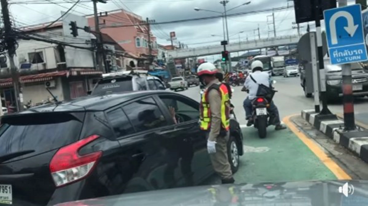 เอาใจไปเลย ชาวเน็ตแห่ชมตำรวจไล่ตะเพิดเก๋งขับแทรกเลน