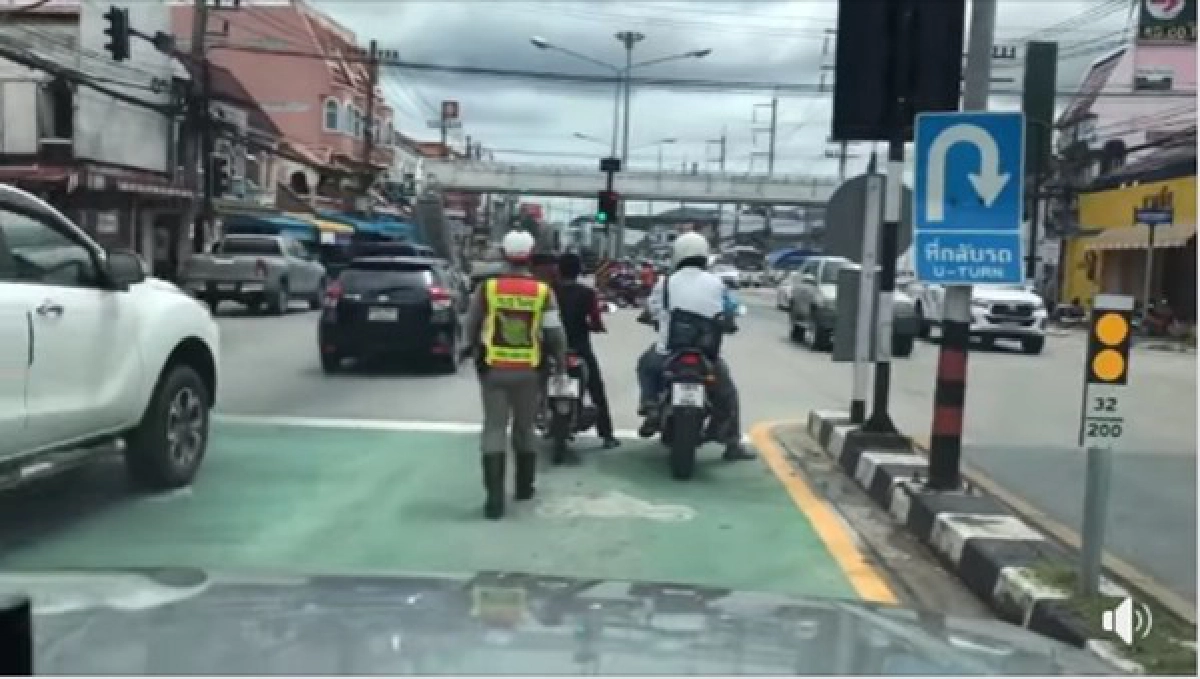 เอาใจไปเลย ชาวเน็ตแห่ชมตำรวจไล่ตะเพิดเก๋งขับแทรกเลน