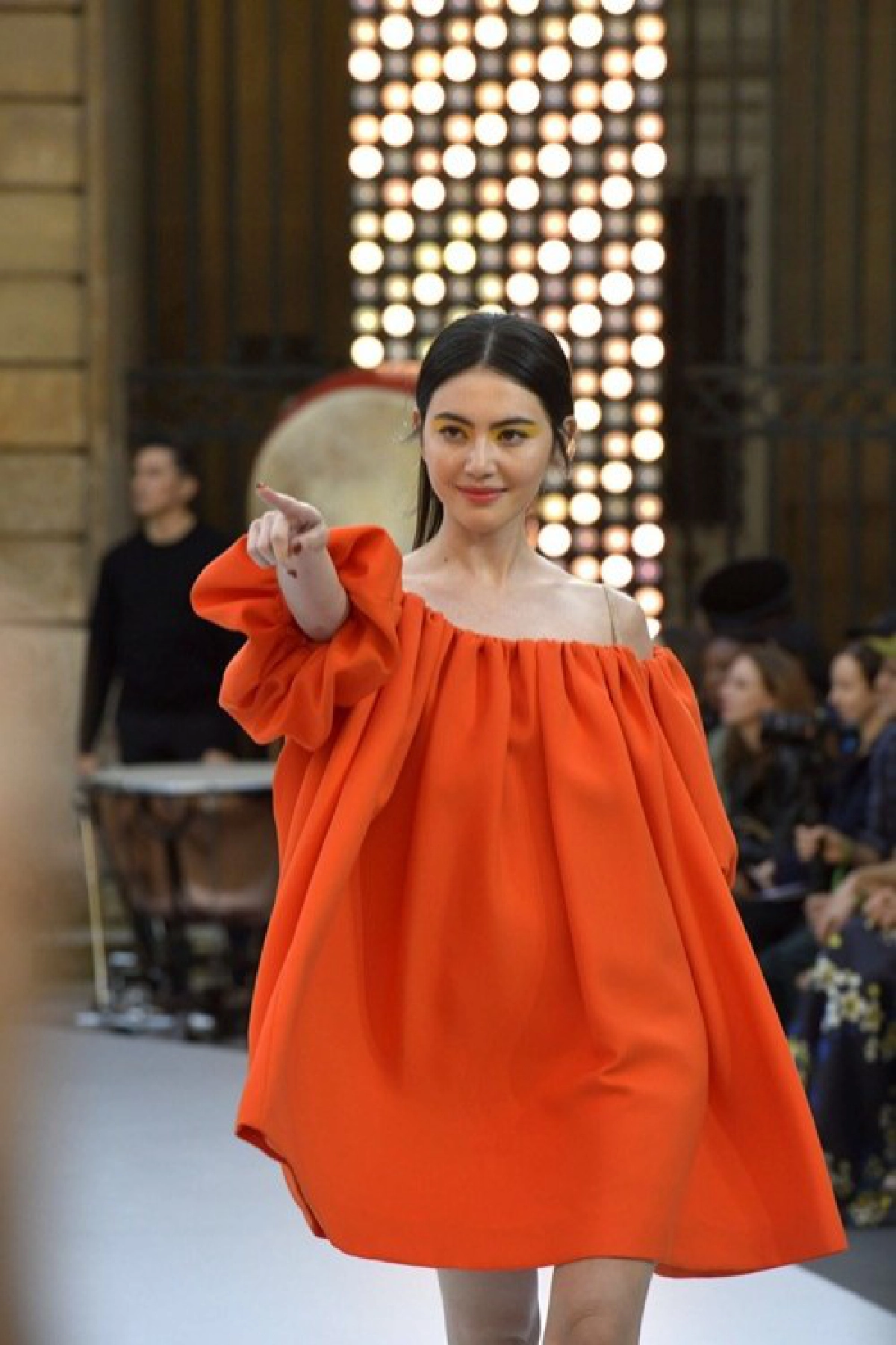 สวยเจิดจรัสในลุคสาวปารีเซียง