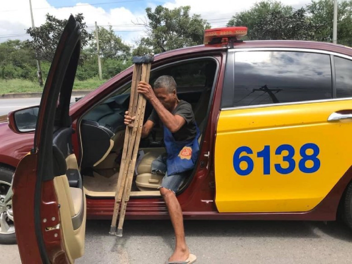 แห่ชื่นชมตำรวจทางหลวงโคราช รับผู้พิการส่งกลับบ้าน