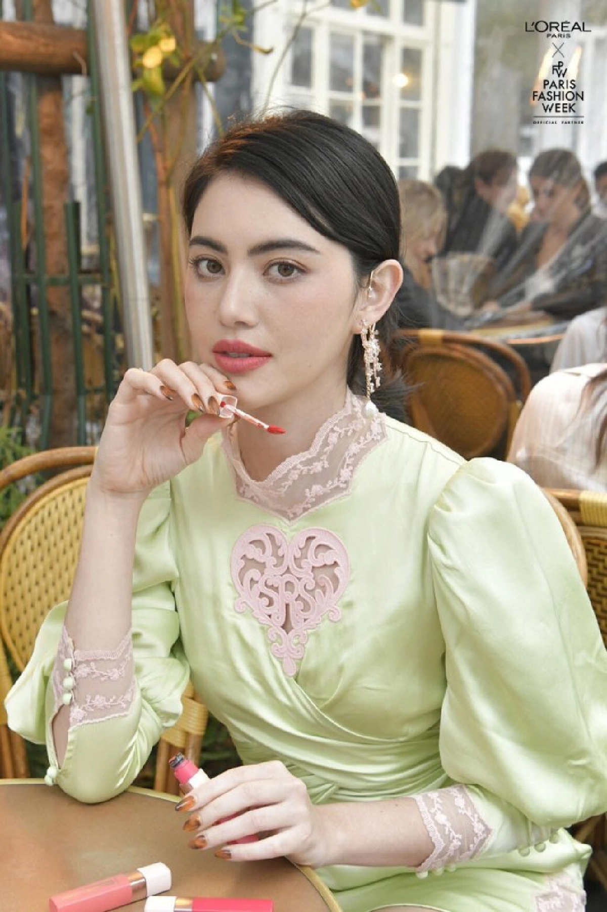 สวยเจิดจรัสในลุคสาวปารีเซียง