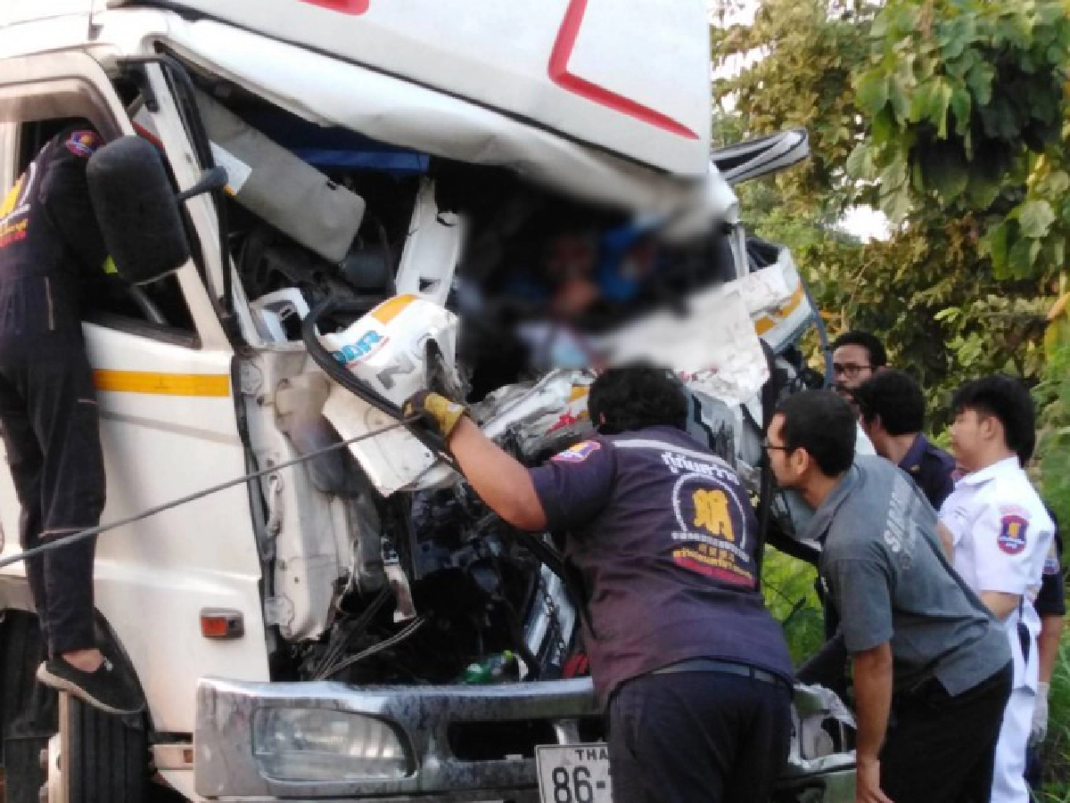 รถบรรทุกหกล้อ ชนท้ายกัน ดับ 1  ติดภายในเจ้าหน้าที่เร่งช่วย