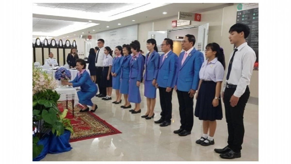 เยาวชนคนเก่ง ถวายแจกันดอกไม้ และร่วมลงนามถวายพระพรฯ เยาวชนคนเก่ง ถวายแจกันดอกไม้ และร่วมลงนามถวายพระพรฯ
