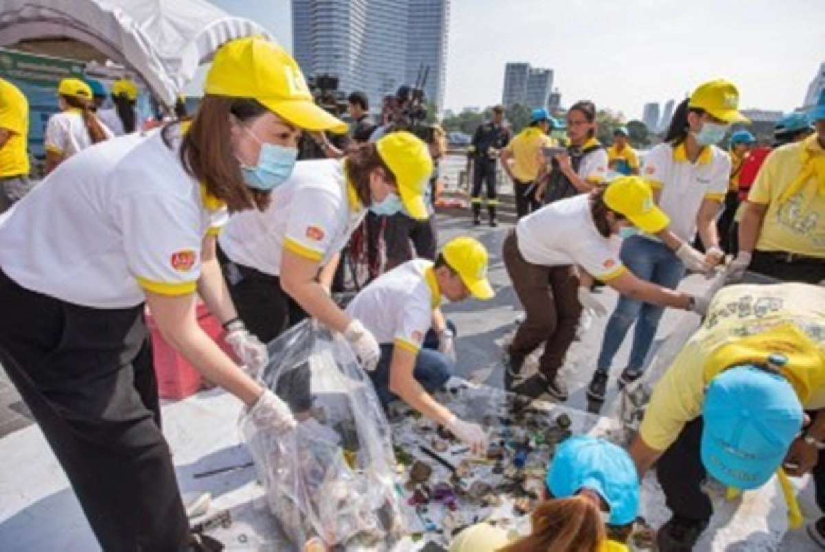 เป๊ปซี่-โคล่า พายเรือเก็บขยะจากปากน้ำโพถึงบางกระเจ้า