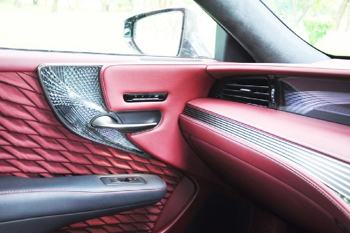 เลกซัส Ls500h ขับสนุก นั่งหรู อยู่สบาย