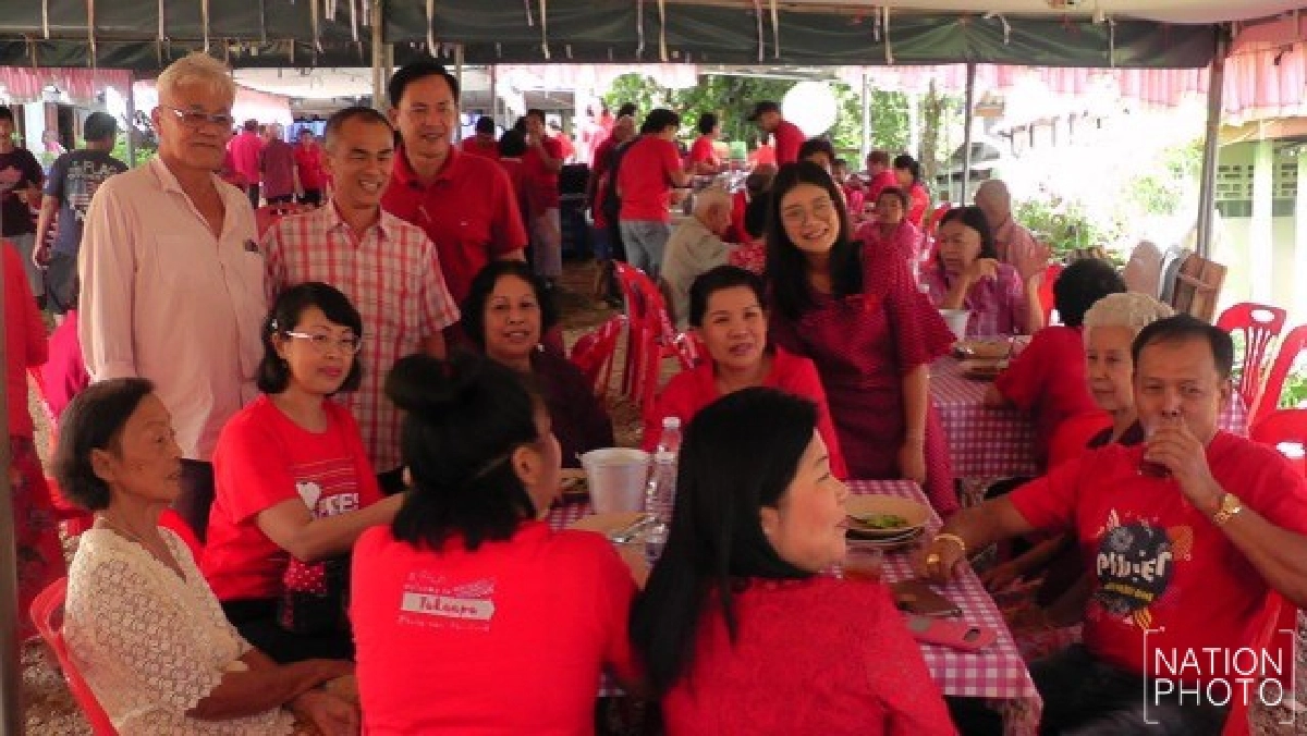 สุดแปลก งานศพยายทวด 102 ปี ลูกหลานแต่งแดงทั้งงาน