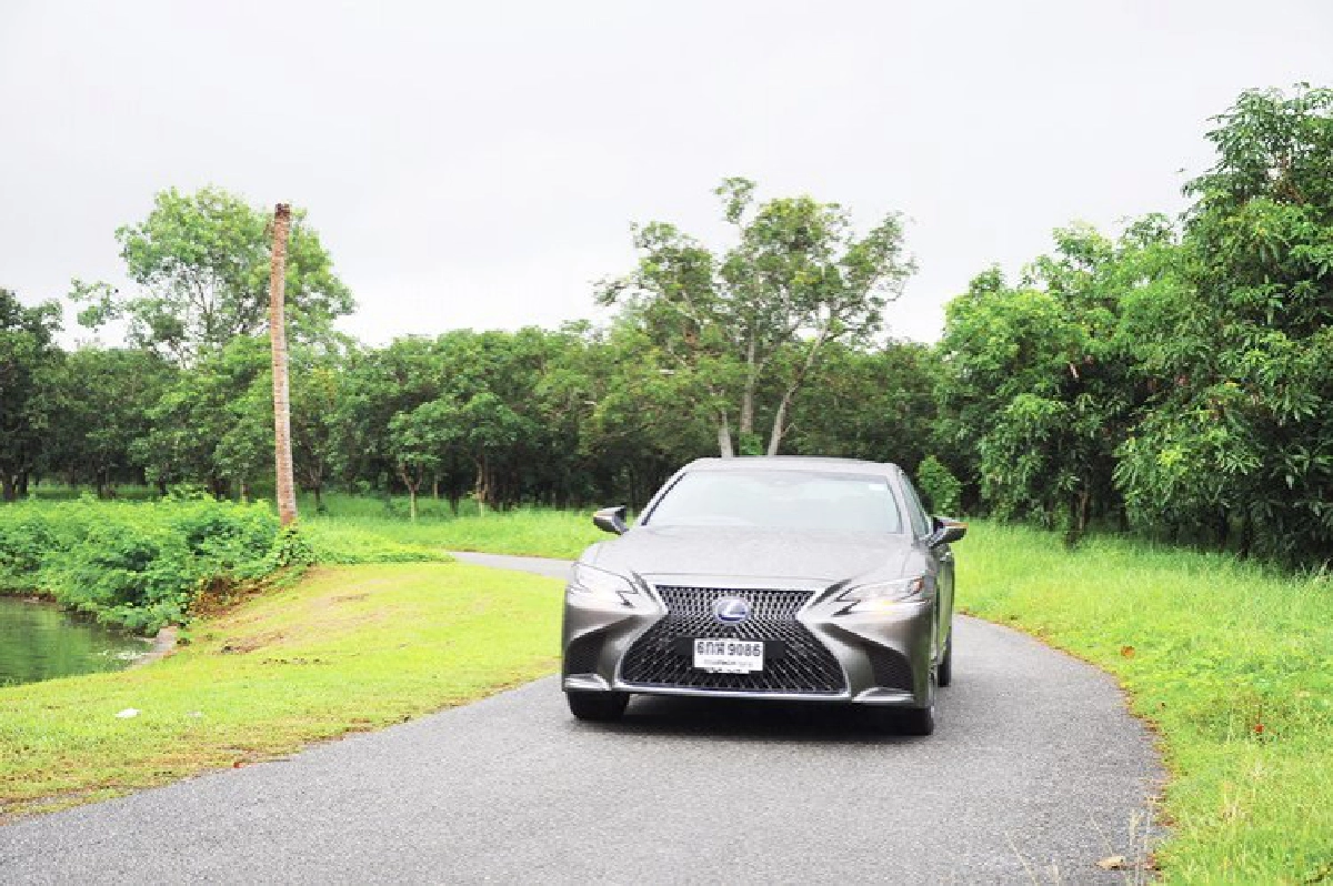 เลกซัส Ls500h ขับสนุก นั่งหรู อยู่สบาย
