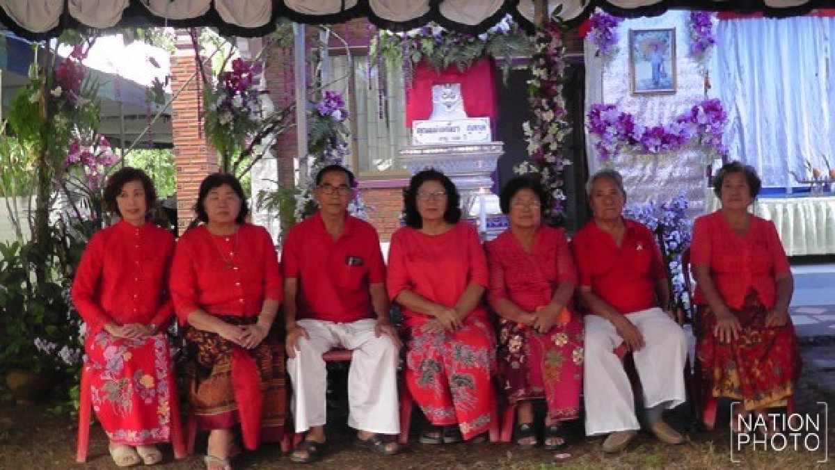 สุดแปลก งานศพยายทวด 102 ปี ลูกหลานแต่งแดงทั้งงาน
