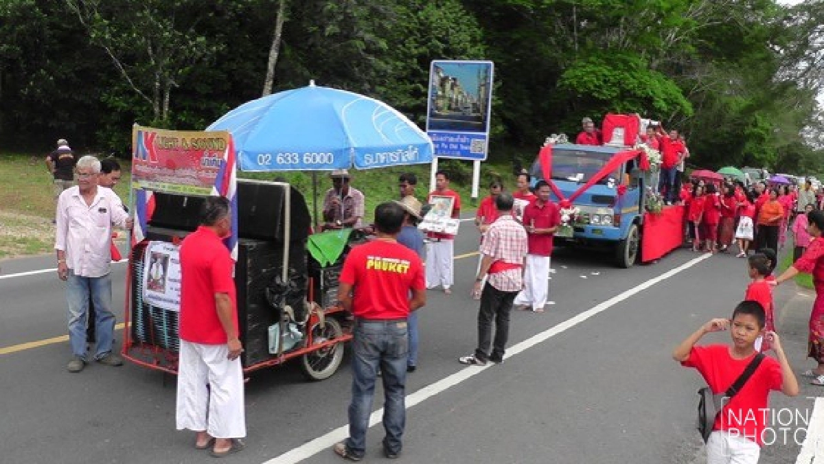 สุดแปลก งานศพยายทวด 102 ปี ลูกหลานแต่งแดงทั้งงาน