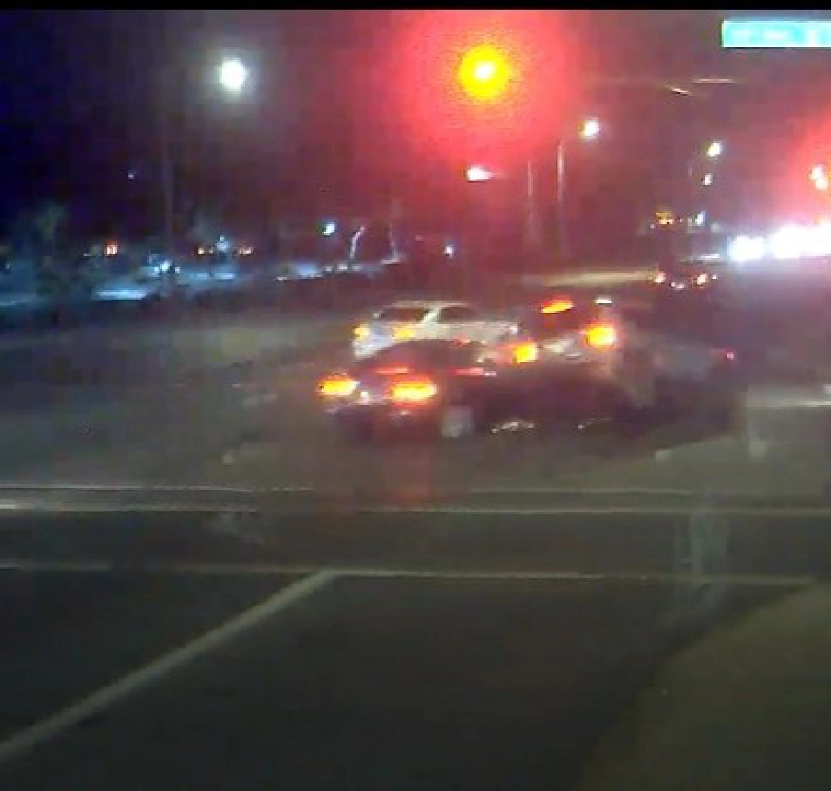 เข็นลูกข้ามสี่แยกรถเอสยูวีฝ่าไฟแดงพุ่งมาเกือบชนแต่แล้วรอด