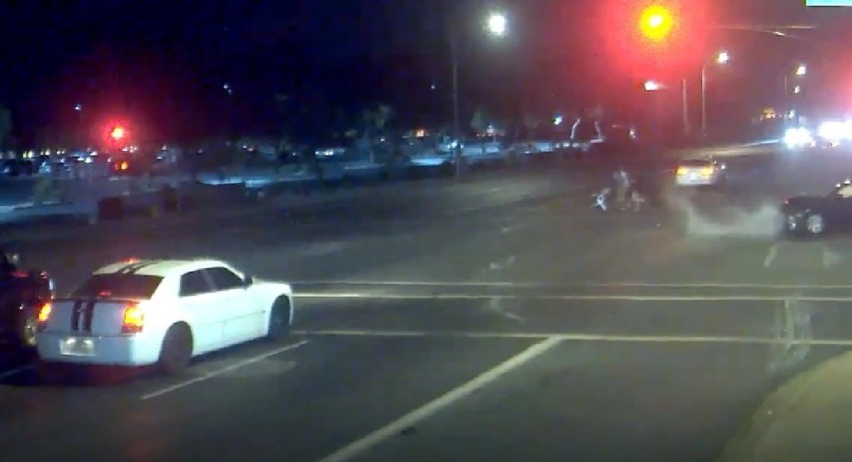 เข็นลูกข้ามสี่แยกรถเอสยูวีฝ่าไฟแดงพุ่งมาเกือบชนแต่แล้วรอด