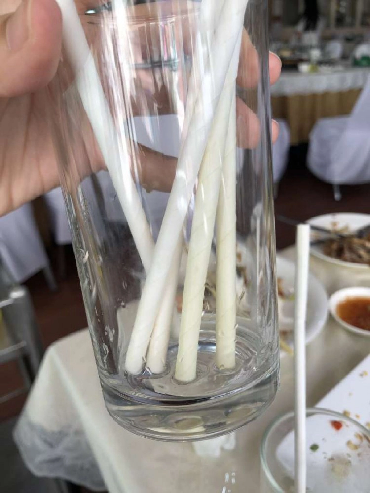 สาวโวย เตือนคนไปร้านอาหารระวังโดนเอาหลอดวน แฉยับจับได้คาตา  